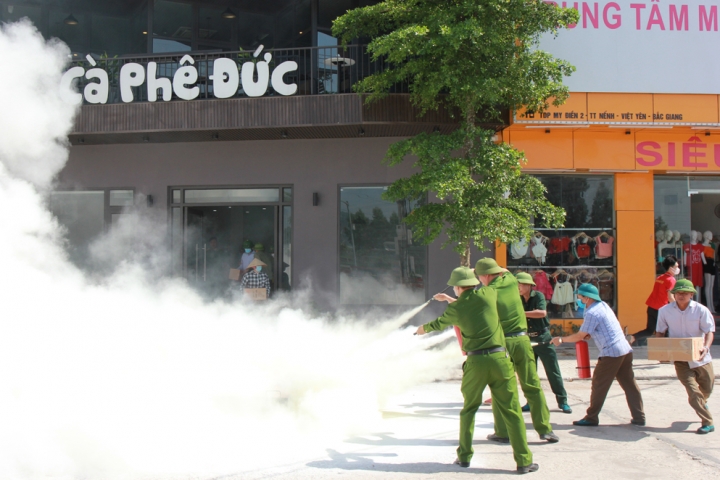 Bắc Giang: Thực tập phương án chữa cháy tại khu dân cư