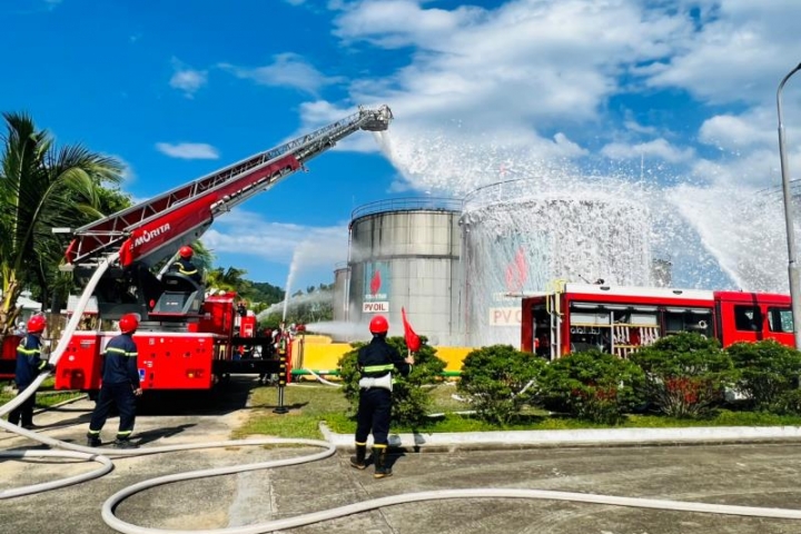 Đà Nẵng: Thực tập phương án chữa cháy tại kho xăng dầu PETEC