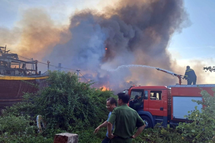 Bình Thuận: Đang cháy lớn tại xưởng đóng tàu ở Phan Thiết