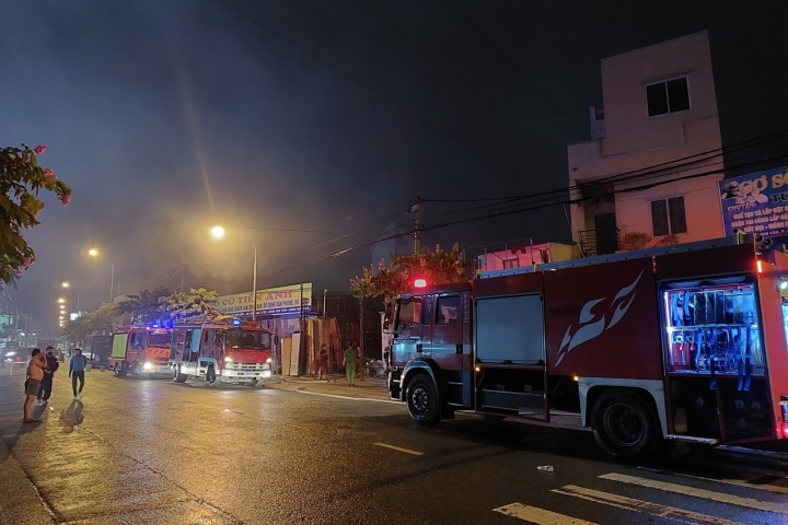 TPHCM: Cháy lớn tại công ty quảng cáo trong đêm, nhiều tài sản bị thiêu rụi