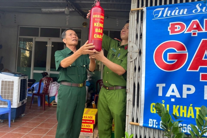 Hà Nội: Độc đáo chiếc kẻng báo cháy tái chế từ bình cứu hỏa