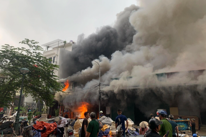 Hà Nội: Sau tiếng nổ, lửa bùng lên ngùn ngụt ở dãy kho xưởng khu Đền Lừ