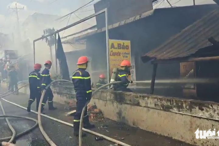 Tiền Giang: Cháy liên tục 1 giờ, 5 căn nhà bị thiêu rụi, 2 căn bị cháy sém