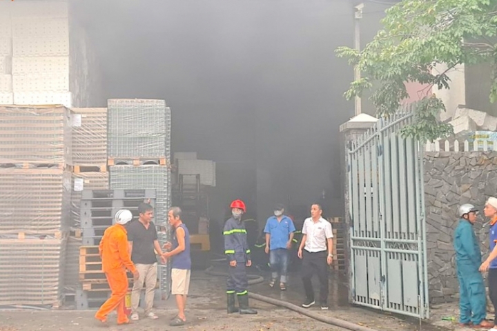 Đà Nẵng: Hơn 100 cán bộ chiến sĩ khống chế đám cháy cơ sở sản xuất nước yến