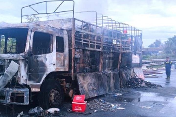 Quảng Nam: Xe tải chở hàng hóa bốc cháy trên quốc lộ 1A