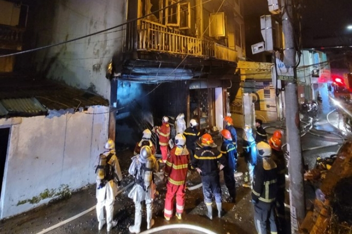 Hà Nội: Cháy lớn căn nhà 4 tầng, 7 người mắc kẹt ra ban công cầu cứu