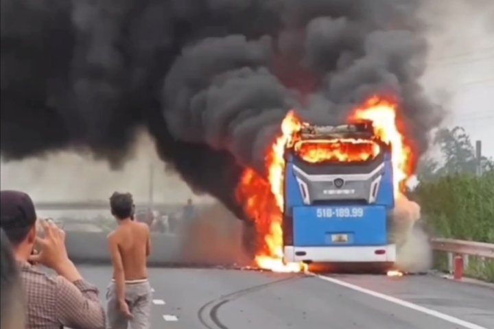 Một ngày 2 vụ cháy xe khách, xe tải trên cao tốc Phan Thiết - Dầu Giây