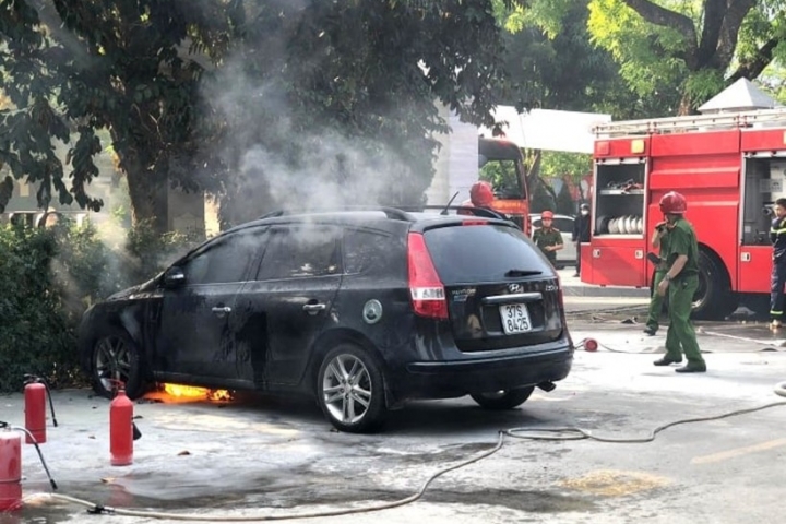 Nghệ An liên tục xảy ra 3 vụ cháy xe ô tô trong vòng 4 ngày 