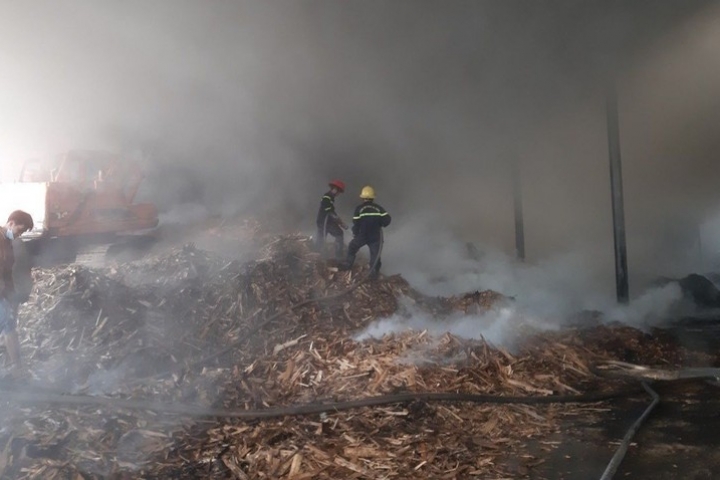 Cháy dữ dội ở xưởng mây tre huyện Đạ Huoai