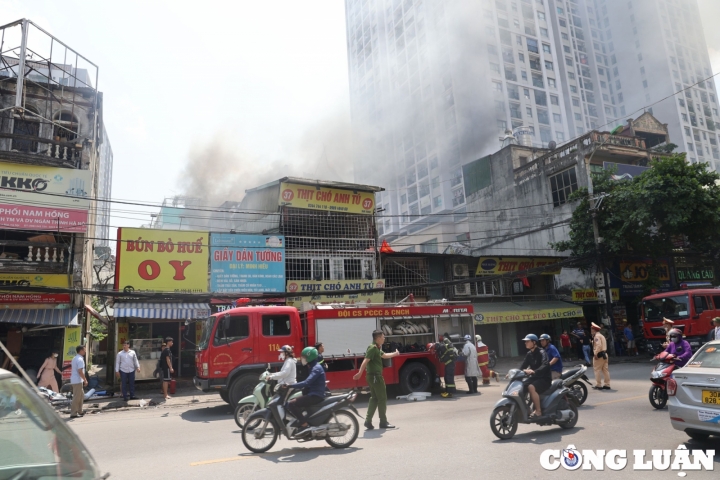 Hà Nội: Cháy nhà 3 tầng, kèm tiếng nổ lớn
