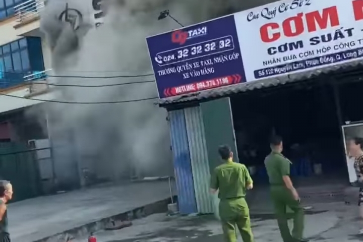 Hà Nội: Cháy cửa hàng nội thất ô tô trên đường Nguyễn Lam
