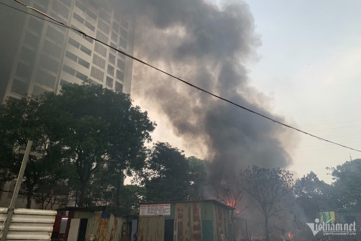 7 căn nhà bị thiêu rụi trong một vụ cháy tại Hà Nội