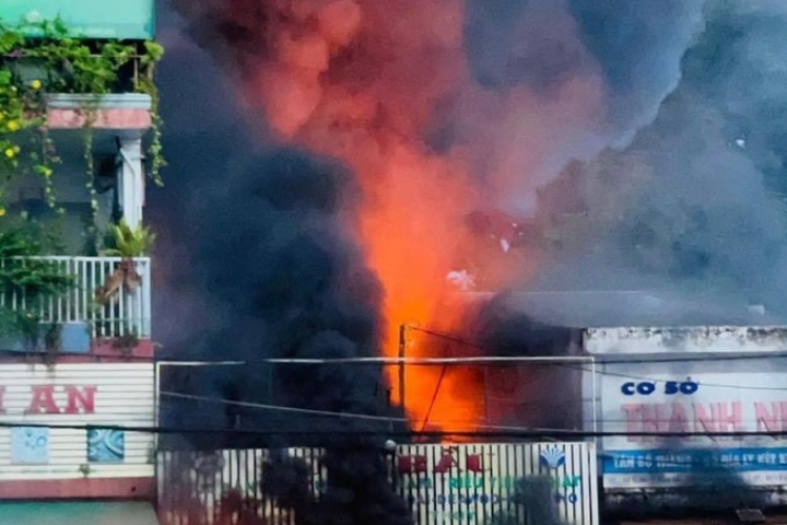 Cháy hai cửa hàng ở Đồng Nai